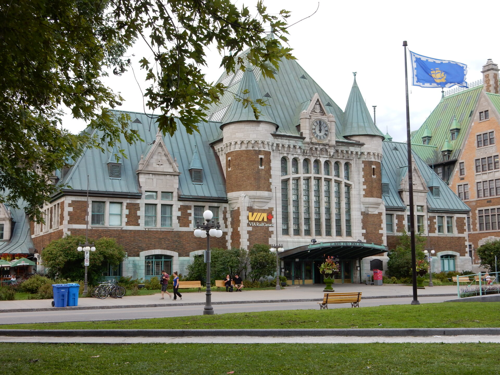 Photo of the front of Quebec station during the daytime.